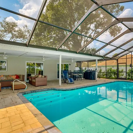 Weeki Lake Retreat Screened Pool And 12 Mi To Beach